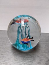 1 St&uuml;ck Paperweight / Briefbeschwerer Glas Kugel Fisch 8cm
