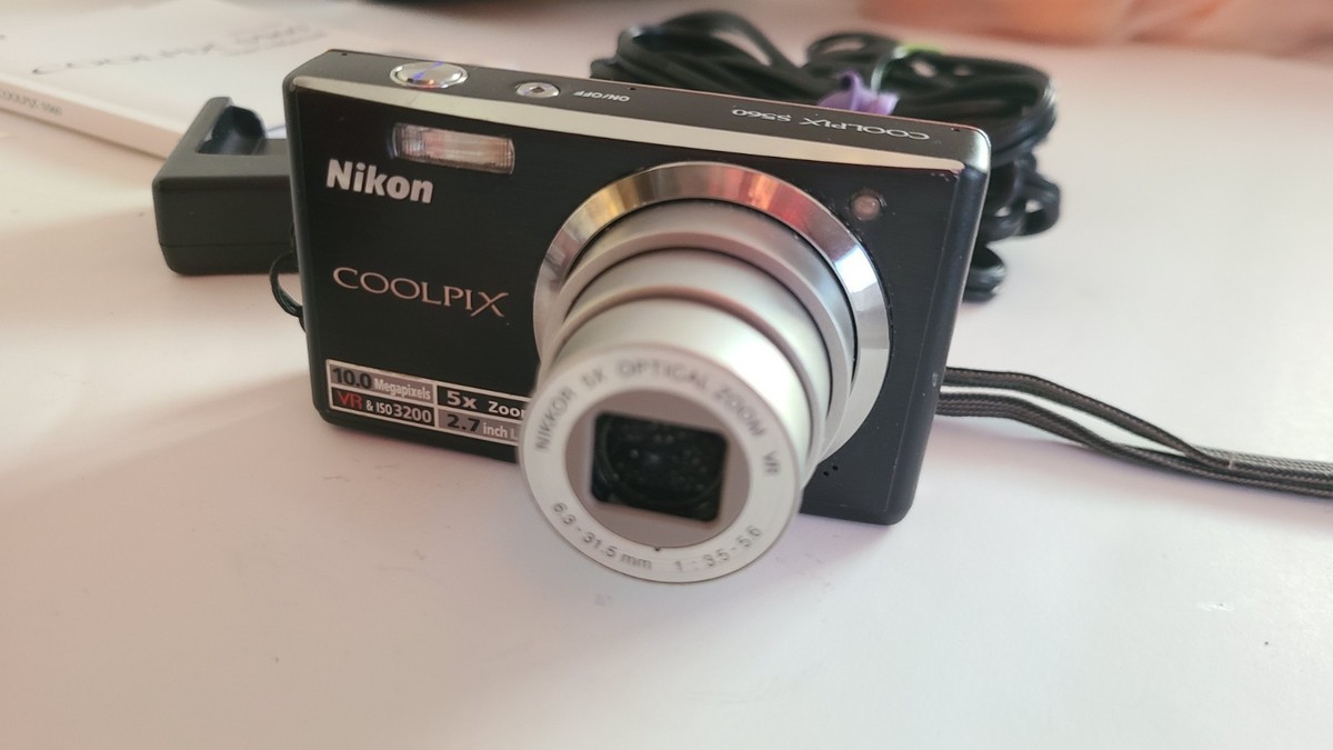 Nikon S560 Coolpix 10.0MP Digital Camera 16 GB Card, Soft Case And