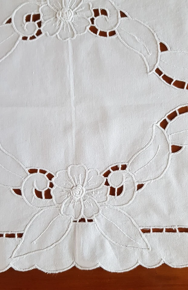 Ancien grand napperon brodé main - Photo 2/3