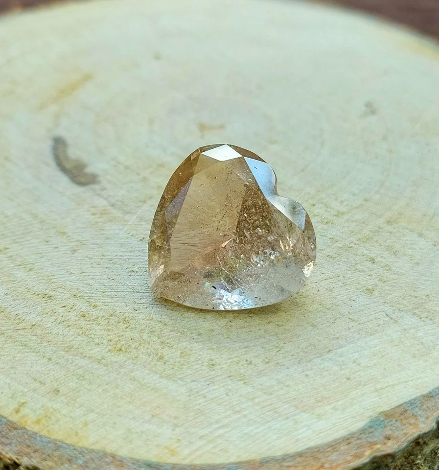 Топаз шампанского огранки в форме сердца 19 карат радужные включения драгоценный камень Володарск Украина - Изображение 4 из 4
