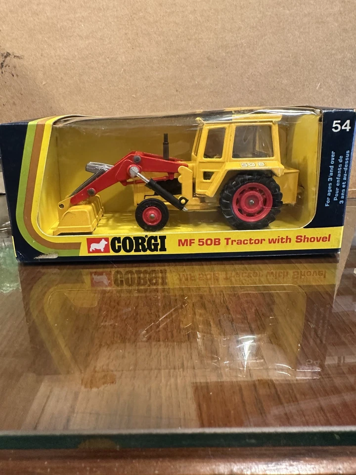 VINTAGE CORGI TOYS 54 MASSEY FERGUSON MF50B TRACTOR SHOVEL IN ORIGINAL BOX 1973 - Image 3 of 4