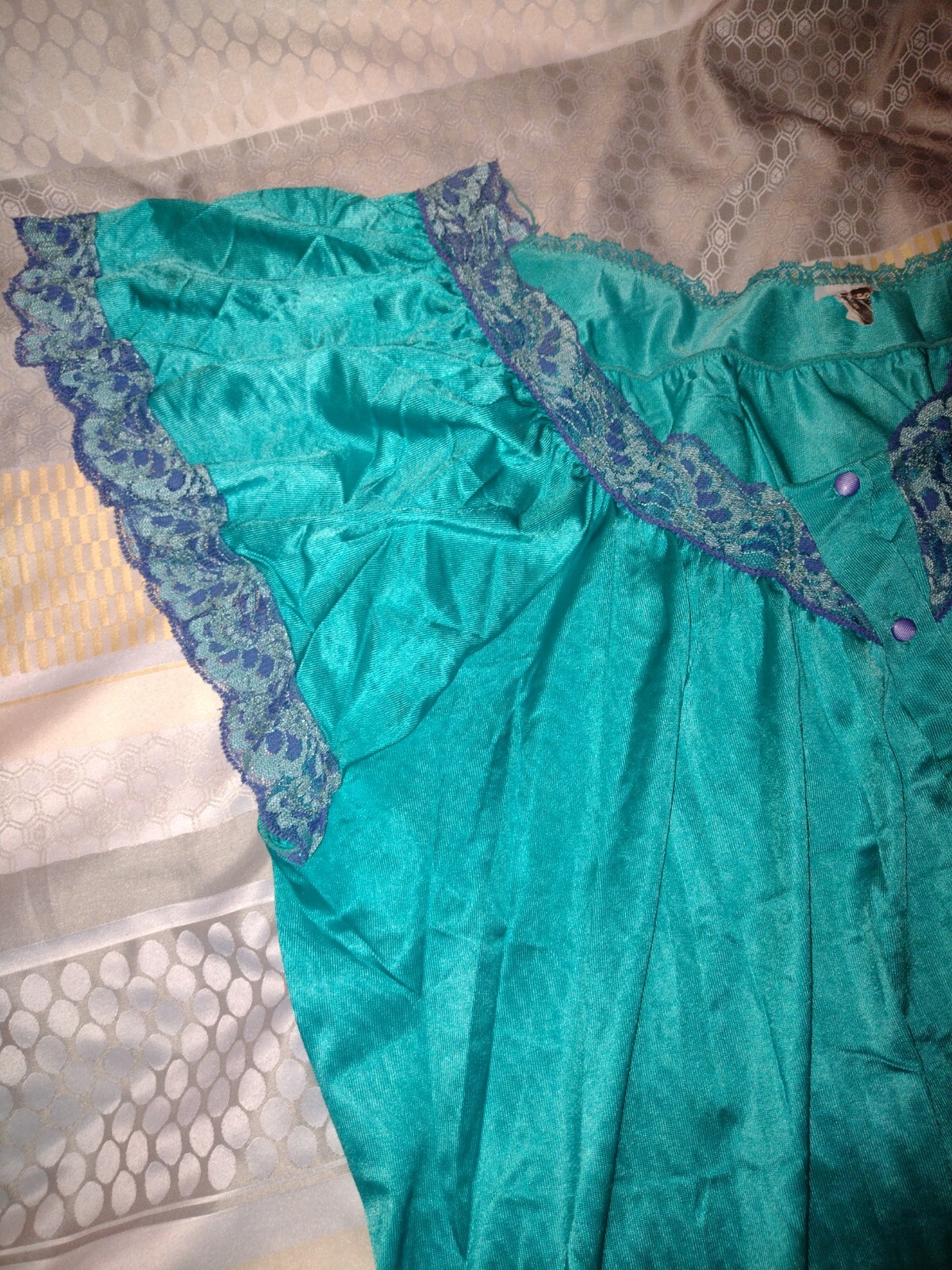 MAGNIFICENT VINTAGE NIGHT GOWN. LONG FLOWING BEAUTIFUL EMERALD GREEN