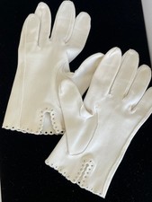 Vintage '50's/60's Young Lady Cream Wrist Gloves With Eyelets At The Wrist-Small