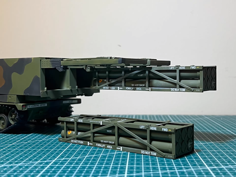 ドラゴン M270 MLRS w/M26 ROCKET PODS タミヤセット 1/35 NATO M270 MLRS w/ MS26 Rocket Pods System FINISHED