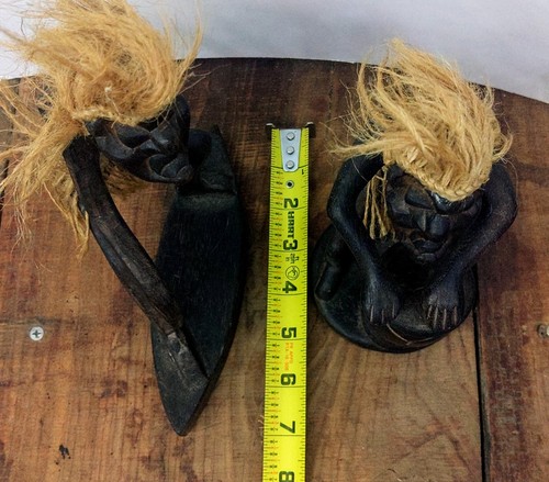 2 estatuillas de tambor de surfista tribal de madera y yute talladas a mano de colección Tiki Tribesman - Imagen 16 de 16
