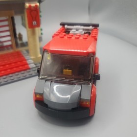 LEGO City Museum Break-In (60008).  Mini Figs. Museum And Escape Car