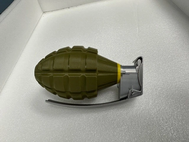 Réplica de brinquedo educativo plástico granada abacaxi Mk2 EUA Segunda Guerra Mundial vermelho azul verde preto - Imagem 3 de 4