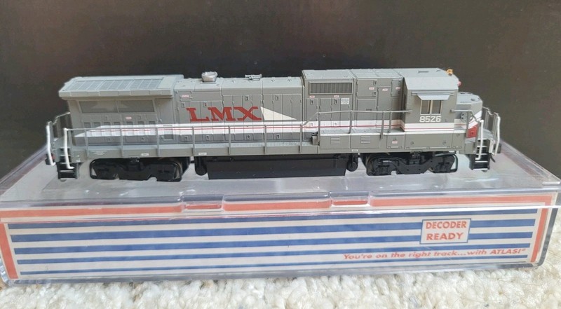 N Scale Atlas 48713 Dash-8-40B LMX #8526 - DCC Equipped