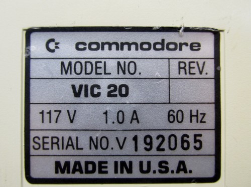 Commodore VIC 20 Computer mit Netzteil, schaltet ein / schaltet ein - Bild 11 von 14