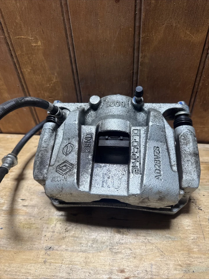 Pinza de freno de disco delantera izquierda Nissan Rogue 2021-2023 OEM Foto 2 de 4