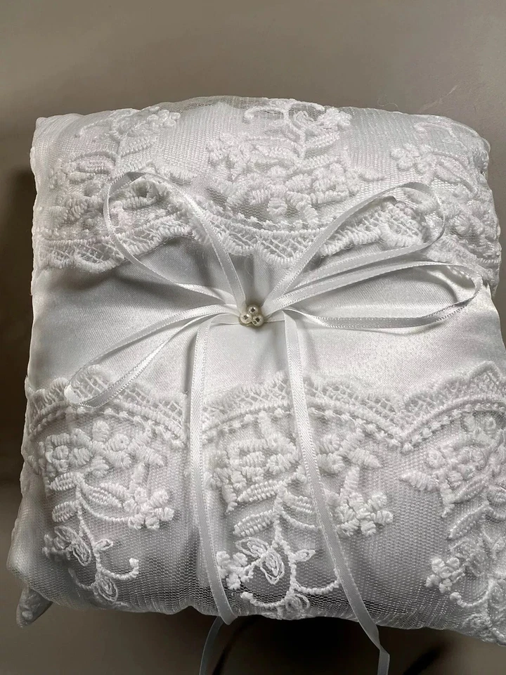 Cesta nupcial niña flor ganchillo pétalos florales anillo portador almohada blanca nueva Foto 2 de 4