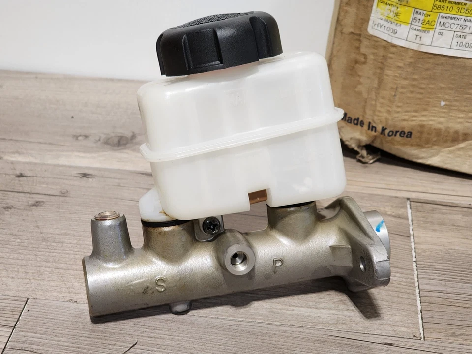 Conjunto de cilindro maestro Sonata HYUNDAI 58510-3D500 2002-2005 Foto 3 de 4