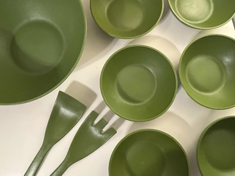 Juego de ensaladeras de melamina MCM - Cuencos vintage verde oliva con utensilios para servir Foto 2 de 4