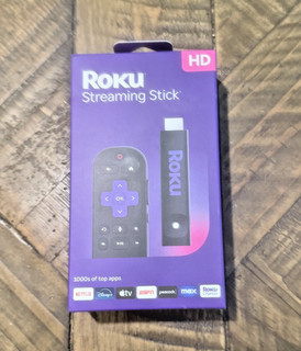 Roku Streaming Stick HD 2025 — Dispositivo di streaming HD per TV con telecomando vocale Roku