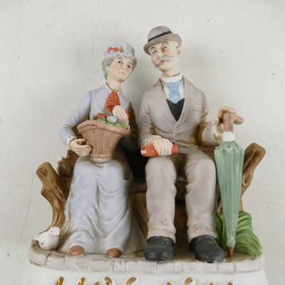Himark Old World Original Bisque Porzellanfigur Älteres Paar auf Bank S-5819