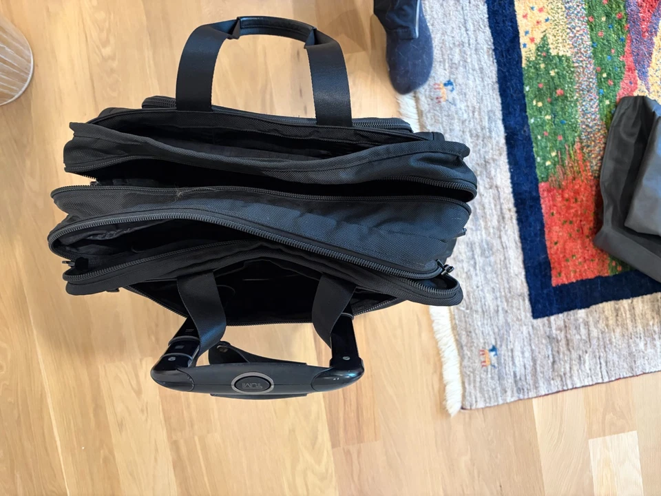 Tumi 黑色弹道两件套滚板和小木屋包组合 — 第 3/4 张图片