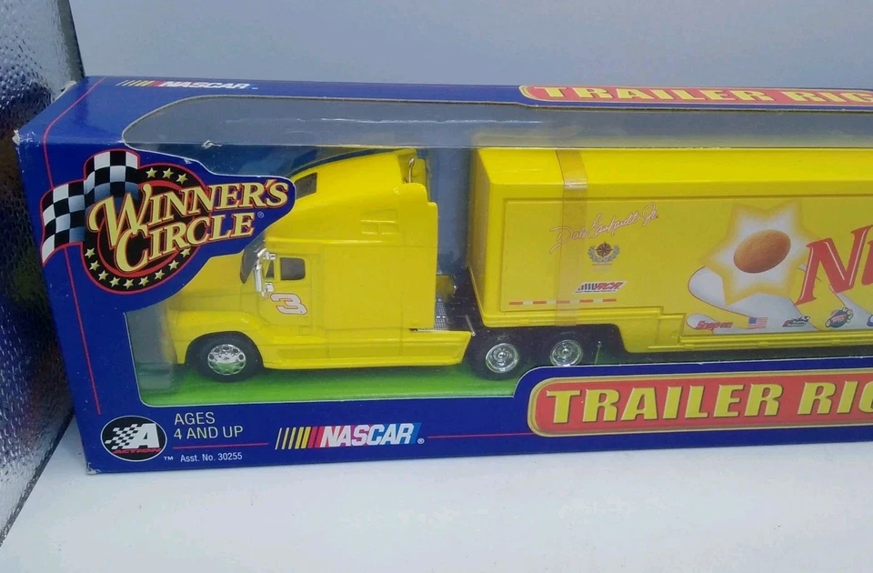 Plataforma de remolque Winner's Circle Dale Earnhardt Jr Nilla Wafers 2002 1/64 nueva en caja Foto 3 de 4