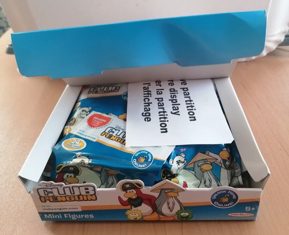 Box Espositore Completo Di 24 Bustine Mini Figures Club Penguin Disney Serie 1 - Immagine 2 di 4