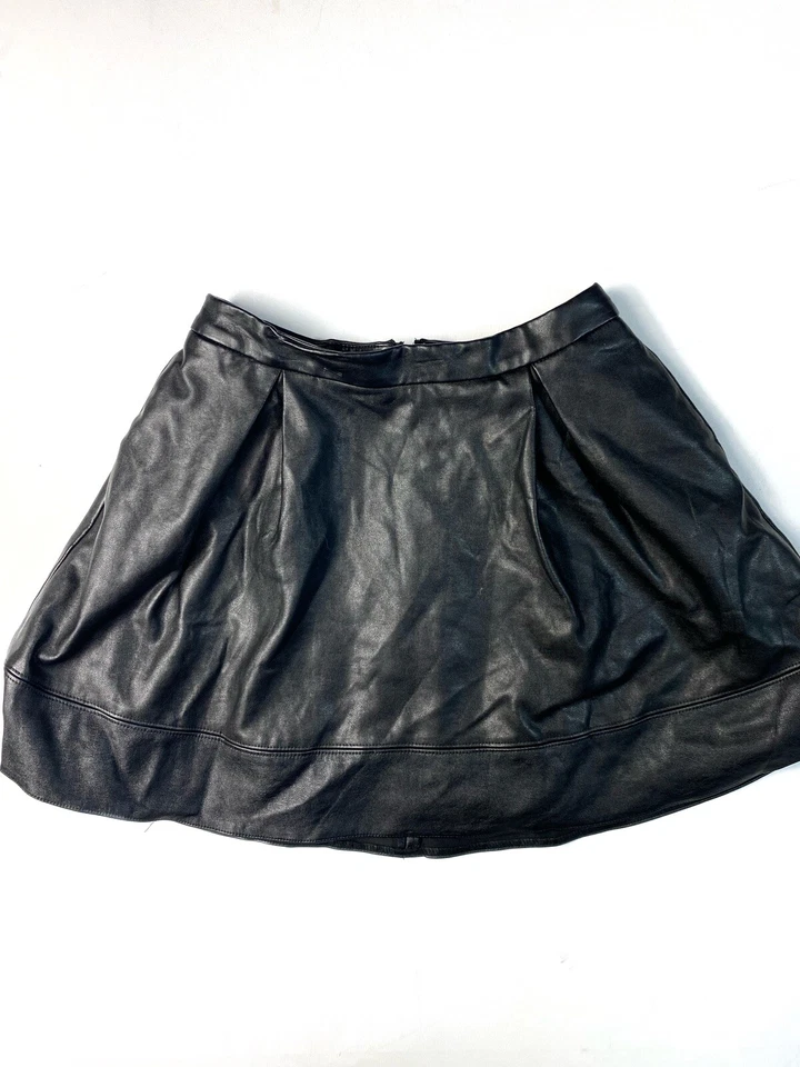 Minifalda patinadora L'Amour Nanette Lepore negra plisada de cuero sintético talla M Foto 3 de 4