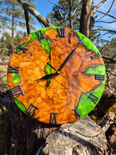 Orologio da parete in legno di ulivo con resina epossidica verde - Foto 4 di 5