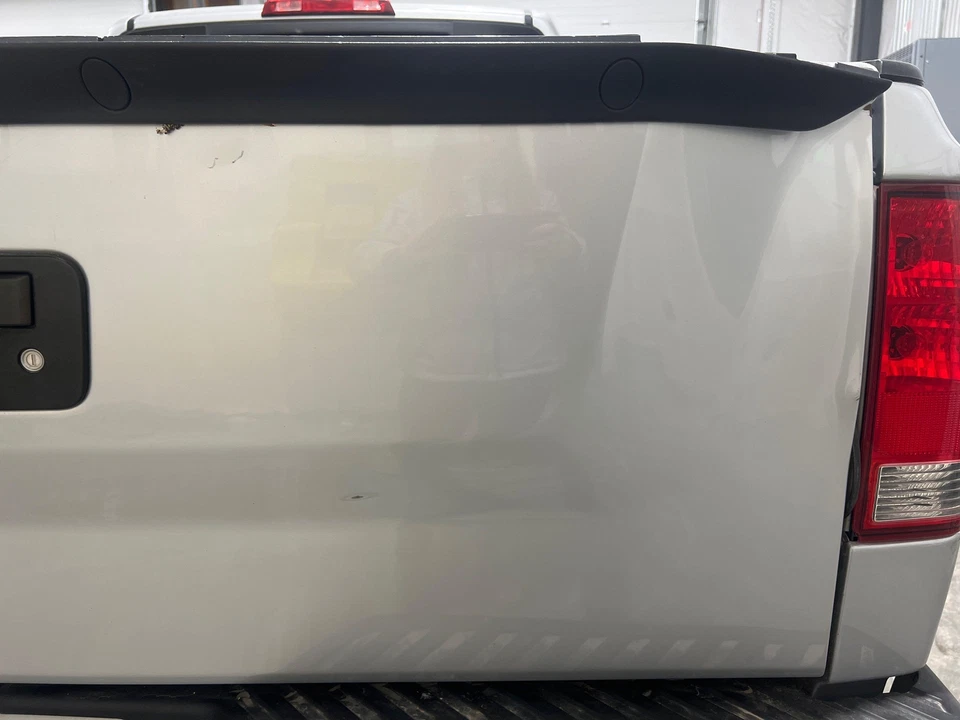 2013 - 2015 Nissan Titan Brilliant Silver-KAD Rear Tailgate Lid Foto 4 de 4