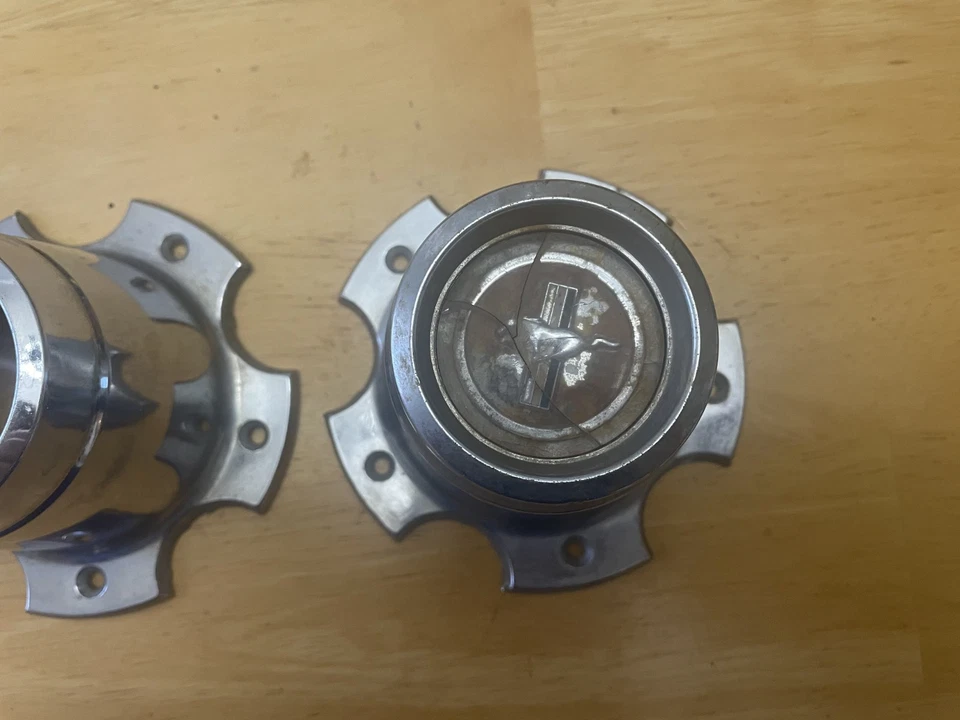 Ford Mustang 1973 centros de rueda metálicos para ruedas de aluminio OEM Foto 2 de 4