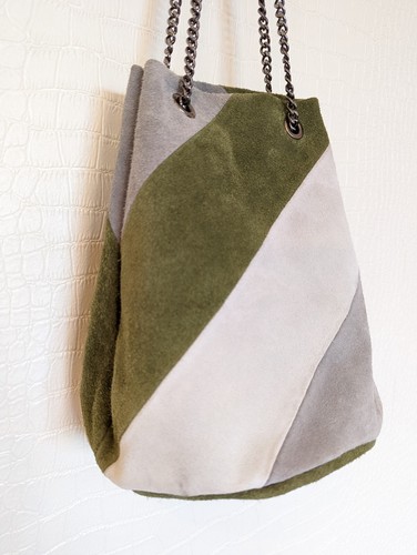 Damen italienische Wildleder Leder Schultertasche Bucket Bag grün grau gestreift Kordelzug  - Bild 2 von 8