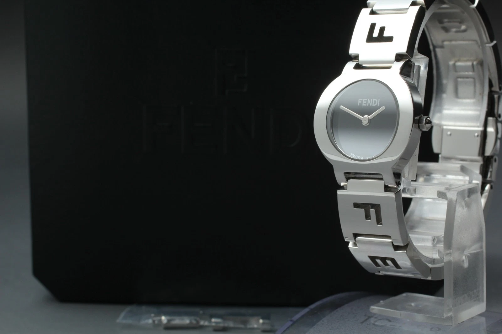 [Scatola quasi come nuova] Orologio al quarzo donna FENDI 3050L argento nero dal GIAPPONE