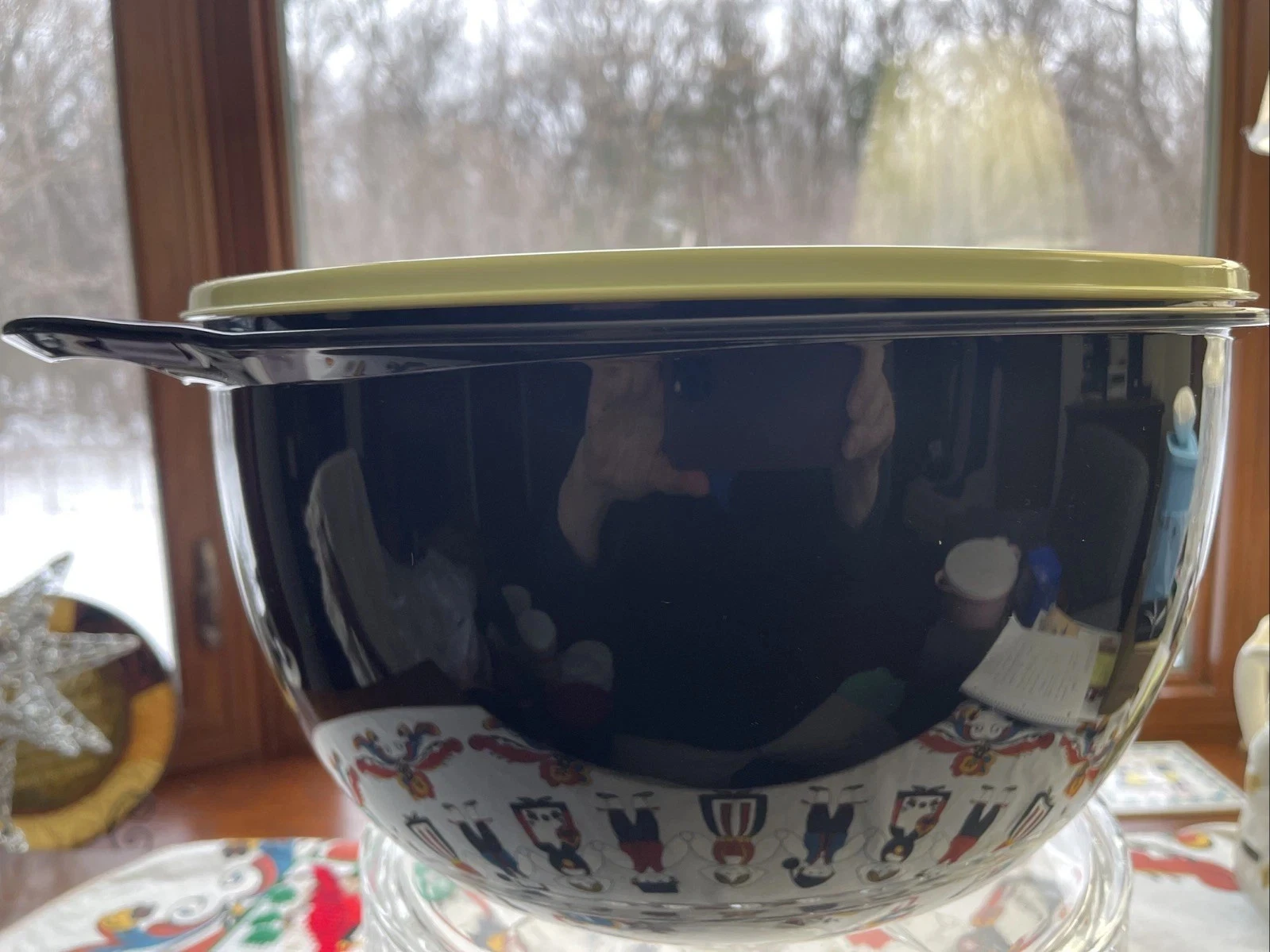 NEW Tupperware Thatsa large Bowl Mixing Bowl 42 CUP 2 HANDLES RARE LID MUSTARD
