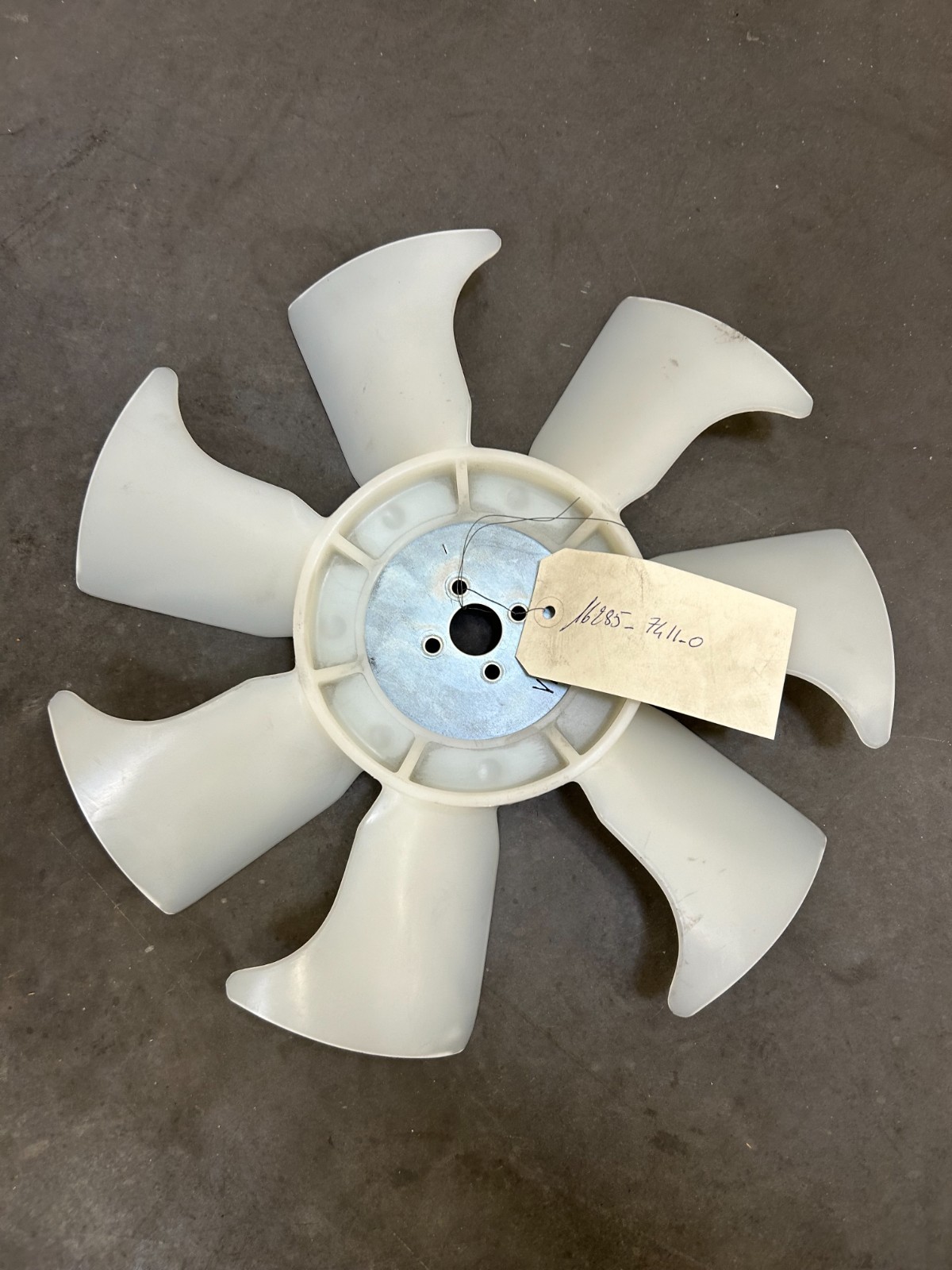Hélice de ventilation moteur d'origine Kubota 16285-7411-0 de rechange neuf