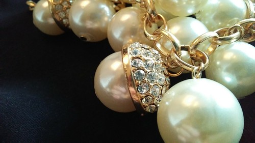 Contemporary Gold tone White Faux Pearl & Acorn Rhinestone Caps Bead Necklace - Picture 4 of 12