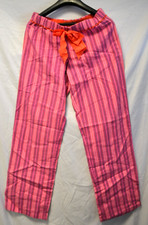 Conjunto de pantalón de pijama Sarah Hyland Haley moderno familiar usado con certificado de autenticidad 062025MGL-V