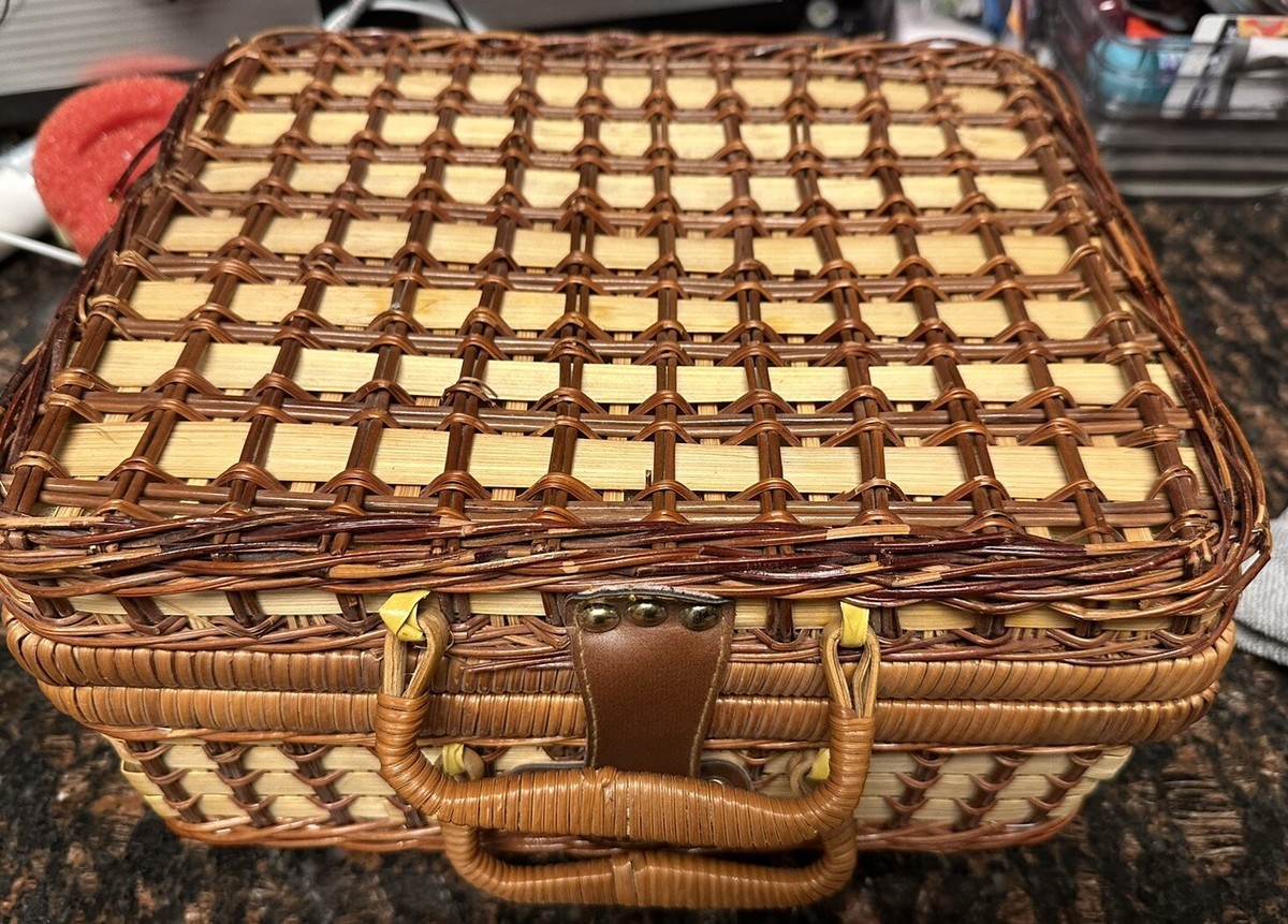 Vintage Elizabeth Arden Picnic Basket And Accessories For 4