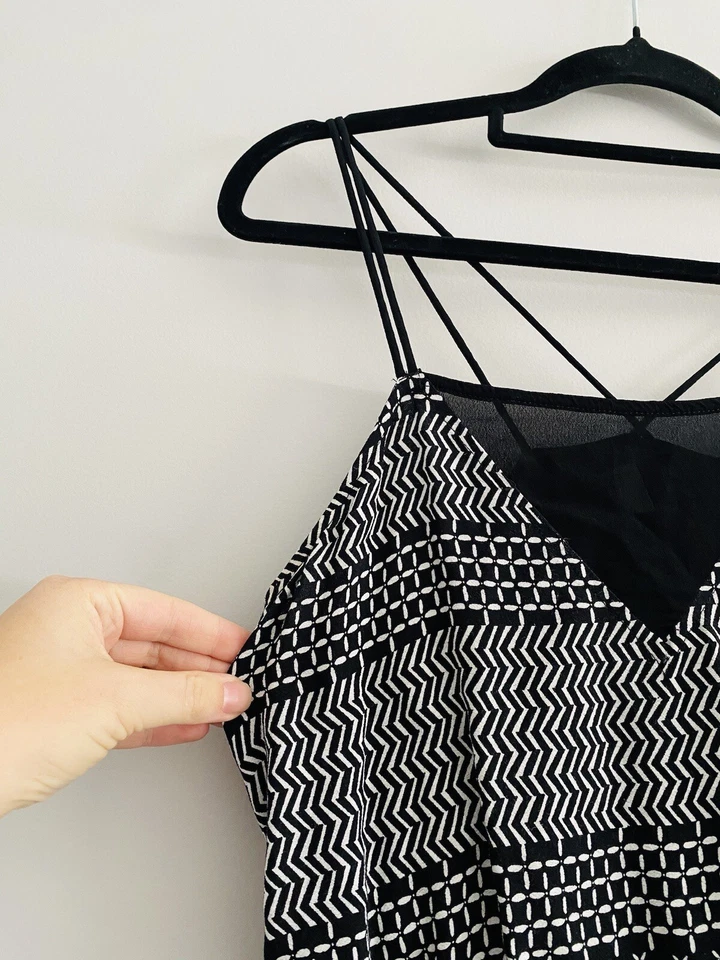 Camisola sin mangas geométrica blanca y negra talla XS de Witchery para dama panel transparente Foto 3 de 4