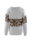 Pull col V blanc bloc léopard mode suprême