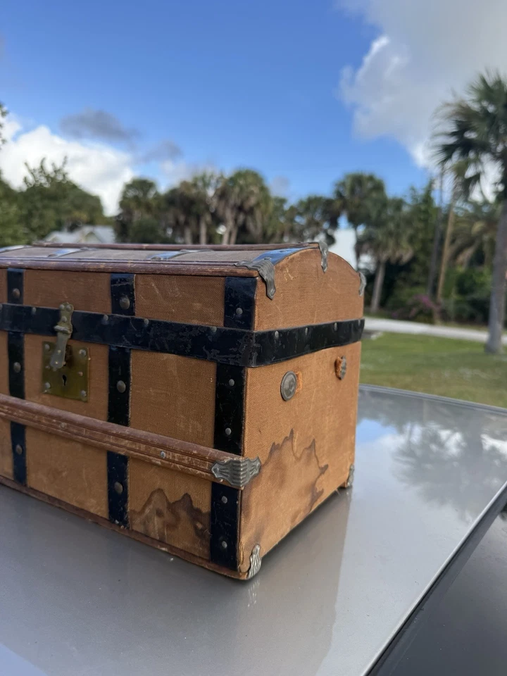 Antiguo pequeño baúl de madera victoriano con detalles de papel almacenamiento de metal Foto 2 de 4