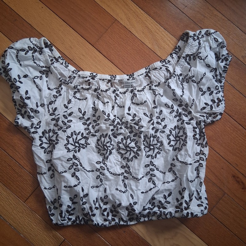 American Eagle OutfitterFloral Scoop Neck Short Sleeve Blouse Black White Size M