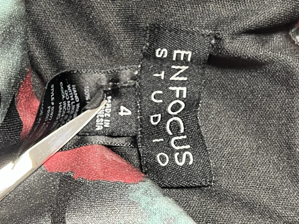 Elegante vestido ceñido al cuerpo negro brillante floral negro Enfocus Studio para mujer talla 4 Foto 2 de 4