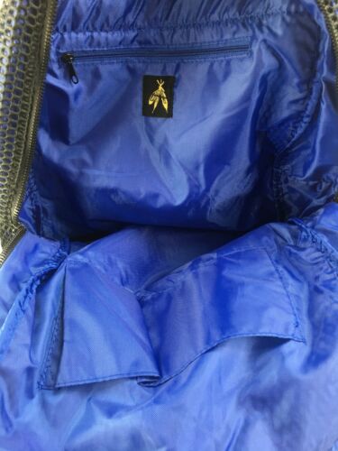 NUOVO zaino Urban Outfitters piume rete fine nero blu cinghie regolabili T-1 - Foto 6 di 10