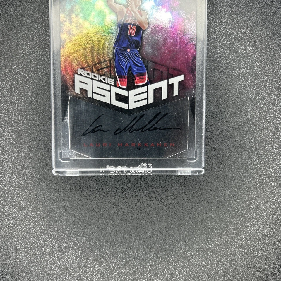 Ascension Rookie Ascent SP 2017-18/299 Lauri Markkanen Encased/Auto RC sellado Foto 3 de 4