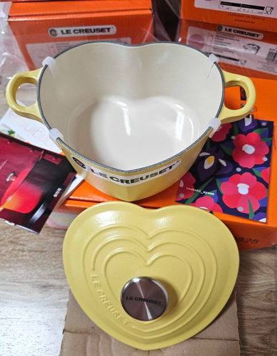 Le Creuset Cocotte D'amour Heart Shaped Mimosa Yellow 20cm 2qt Cast Iron NIB - Picture 2 of 9