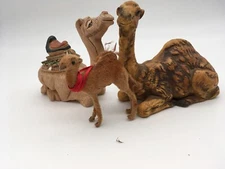 SET OF 3 CAMELS MADE OF UNSPECIFIED MATERIALS.
