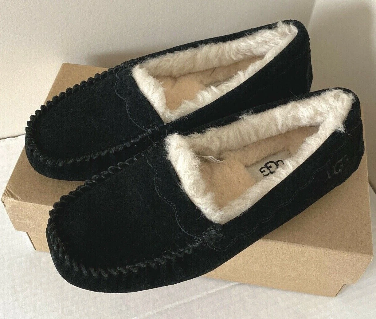 New UGG Scalloped Women Fashion Moccasin Slippers US Size 5 Black
