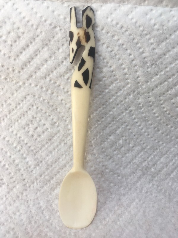 CARVED GIRAFFE DECORATIVE COLLECTABLE SPOON FROM AFRICA NEW