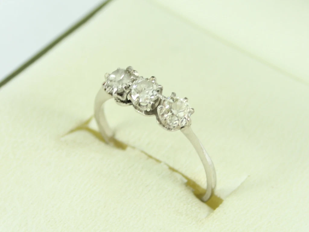 18ct white gold trilogy diamond ring Outlet