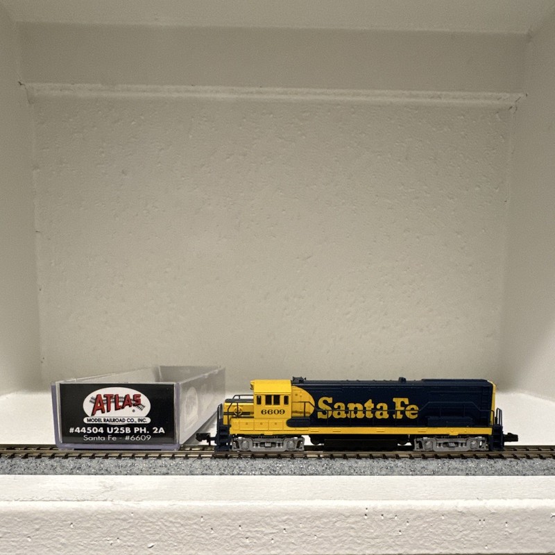 Atlas N U25B Diesel Locomotive Santa Fe 6609 Analog DC MPN 44504