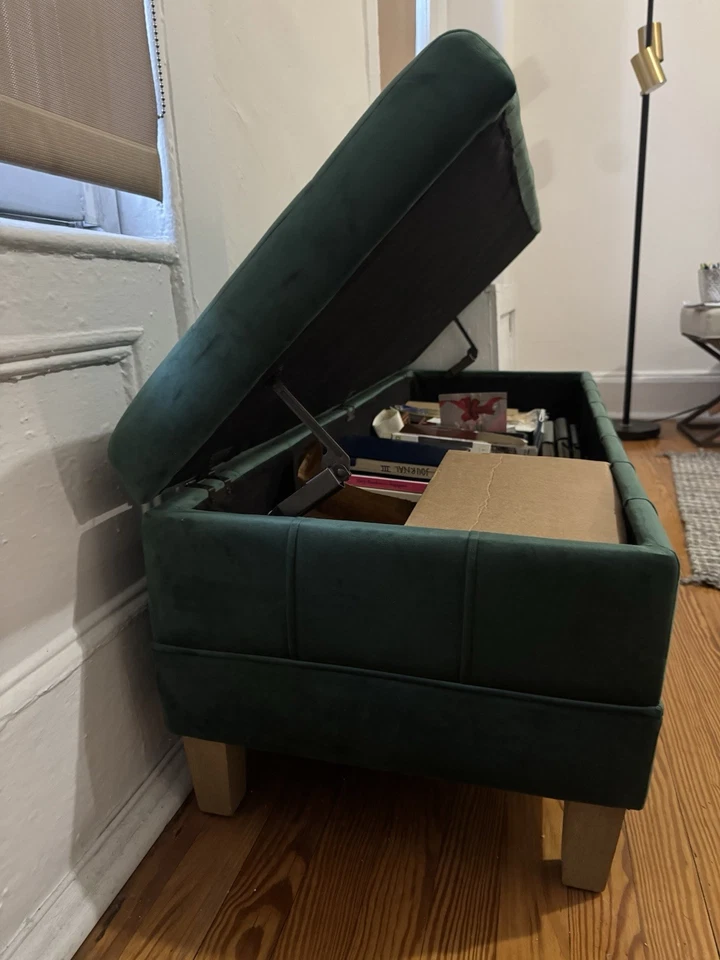 Hermoso banco otomano de gamuza verde Foto 2 de 3
