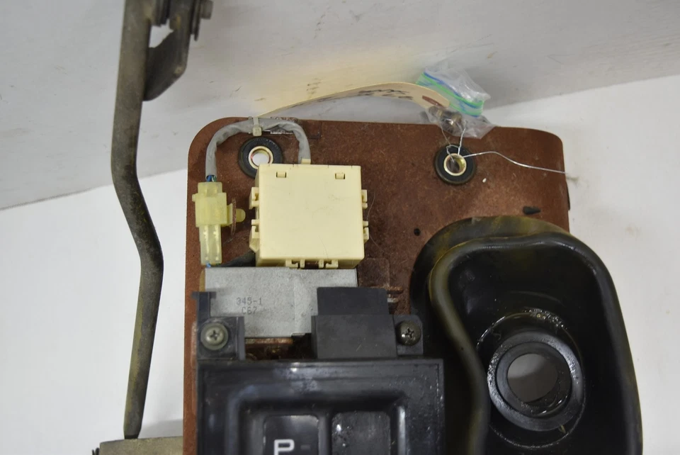 1997 97 Isuzu Trooper Shifter Assembly Automatic Transmission Gear Select OEM  - Image 4 of 4