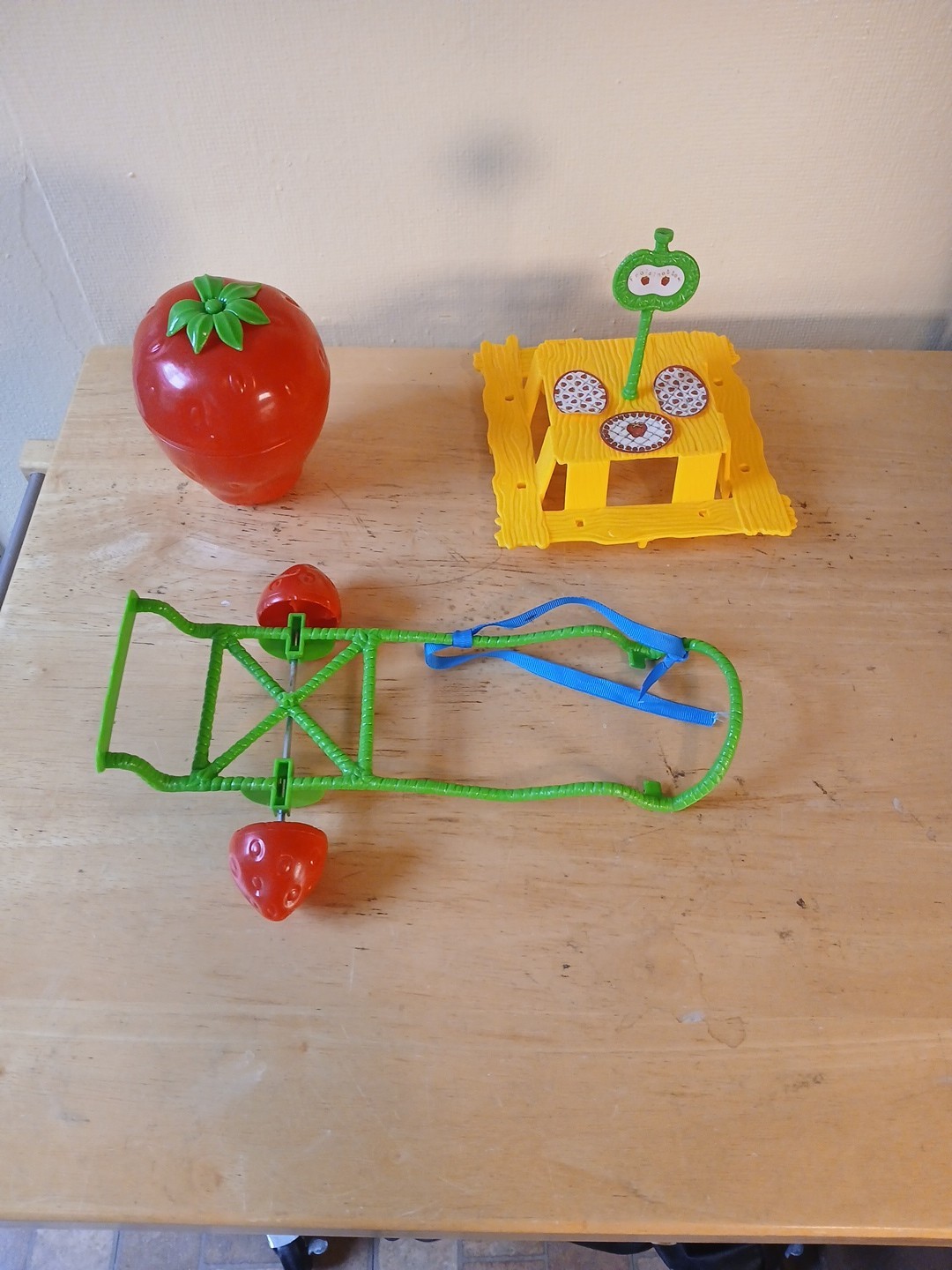 Vintage 1980 Strawberry Shortcake Snail Cart Ice Cream Picnic Table Incomplete