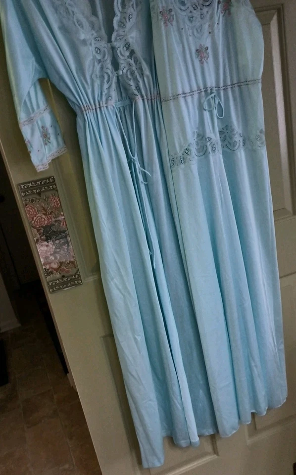 Vintage 70's Interludes by Cira Ivory Full Length Night Gown & Robe in size M  - Image 2 of 4